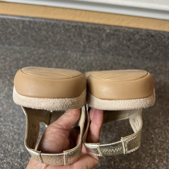 Vionic Women's 9.5 Gold Leather Slip On Thong Summer Comfort Casual Sandals Flat - Picture 8 of 11